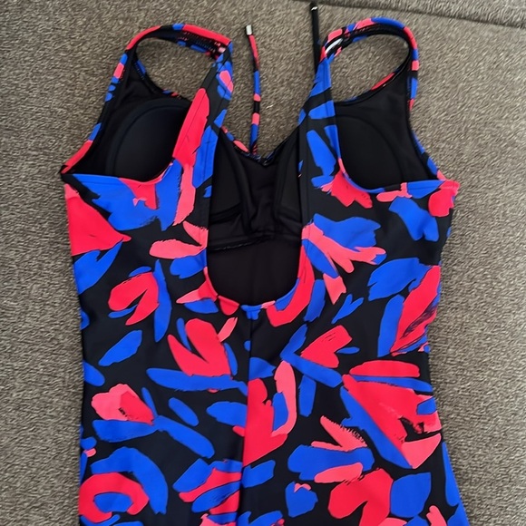 Aqua Green Cinch
Front One Piece Swimsuit
Medium Multicolor Size 8 - Picture 11 of 14